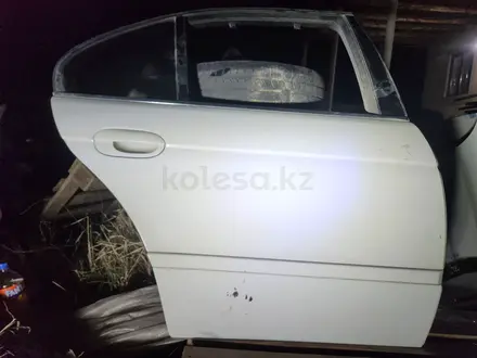 Дверь задней правый BMW E39 за 11 555 тг. в Шымкент