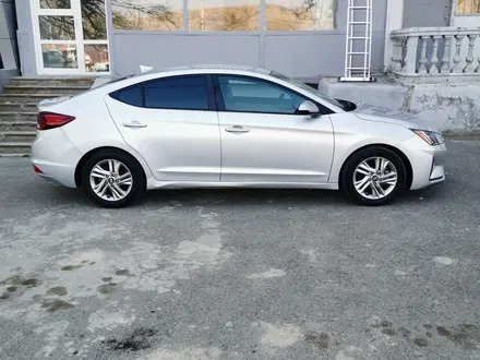 Hyundai Elantra 2019 года за 8 900 000 тг. в Актау – фото 3