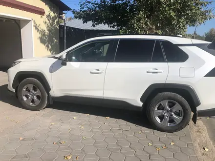 Toyota RAV4 2022 года за 18 500 000 тг. в Семей – фото 2
