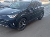 Toyota RAV4 2017 года за 9 200 000 тг. в Атырау