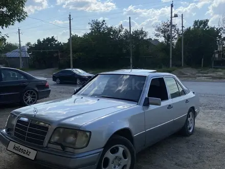 Mercedes-Benz E 220 1995 года за 3 150 000 тг. в Шымкент