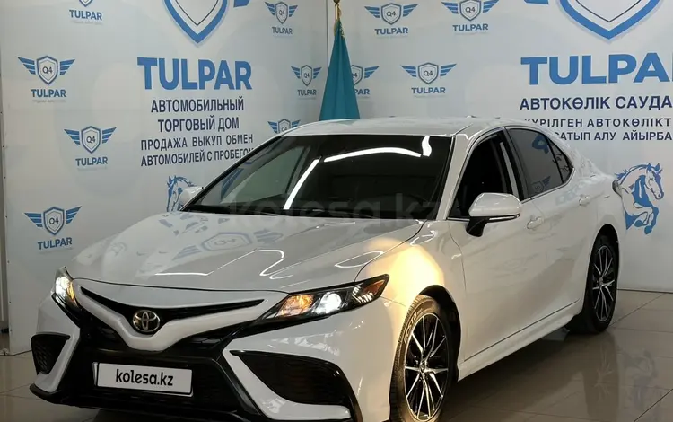 Toyota Camry 2022 года за 13 300 000 тг. в Алматы