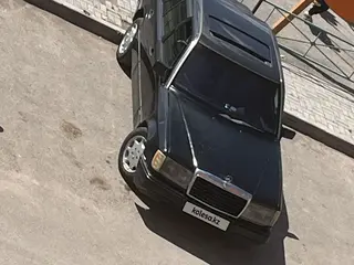 Mercedes-Benz E 230