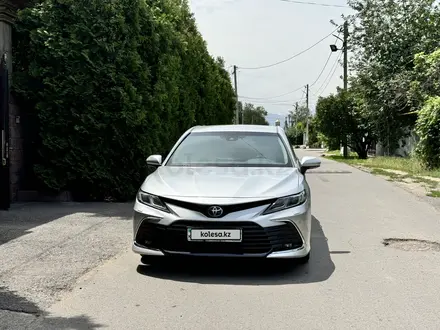 Toyota Camry 2023 года за 15 500 000 тг. в Алматы