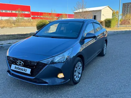 Hyundai Accent 2022 года за 8 200 000 тг. в Караганда – фото 2