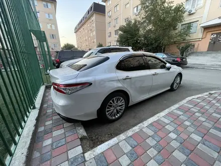 Toyota Camry 2019 года за 14 300 000 тг. в Атырау – фото 4