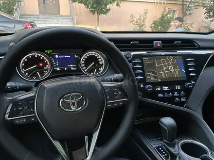 Toyota Camry 2019 года за 14 300 000 тг. в Атырау – фото 5