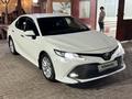 Toyota Camry 2019 года за 13 750 000 тг. в Алматы – фото 2