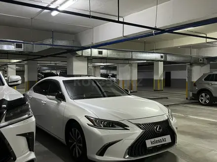 Lexus ES 250 2018 года за 17 200 000 тг. в Алматы