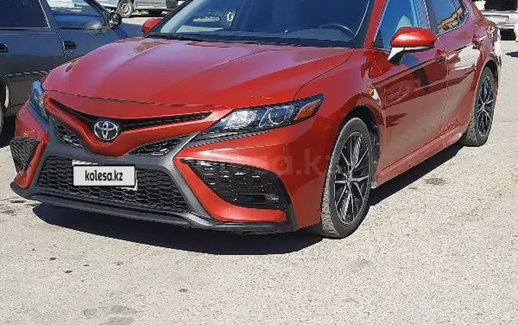 Toyota Camry 2021 года за 8 000 000 тг. в Актобе