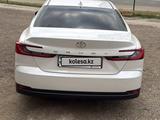 Toyota Camry 2025 года за 21 000 000 тг. в Актобе – фото 2