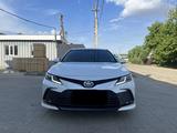 Toyota Camry 2021 года за 15 500 000 тг. в Актобе – фото 2