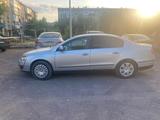 Volkswagen Passat 2005 годаүшін2 800 000 тг. в Караганда – фото 2