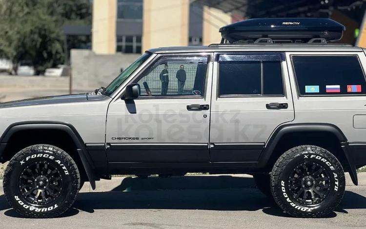 Jeep Cherokee 2000 г.
