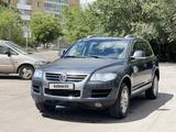 Volkswagen Touareg 2007 года за 2 300 000 тг. в Астана – фото 2