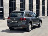 Volkswagen Touareg 2007 года за 2 300 000 тг. в Астана – фото 4