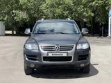 Volkswagen Touareg 2007 года за 2 300 000 тг. в Астана – фото 3