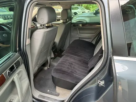Volkswagen Touareg 2006 года за 6 500 000 тг. в Алматы – фото 8