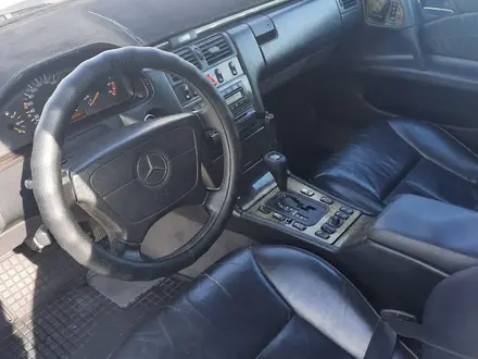 Mercedes-Benz E 320 1998 года за 3 900 000 тг. в Актау – фото 3