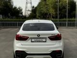 BMW X6 2018 года за 19 200 000 тг. в Алматы – фото 2