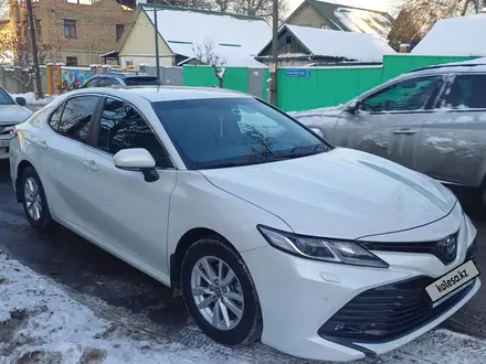 Toyota Camry 2021 года за 14 750 000 тг. в Алматы – фото 6