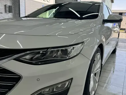 Chevrolet Malibu 2020 года за 11 800 000 тг. в Астана – фото 2