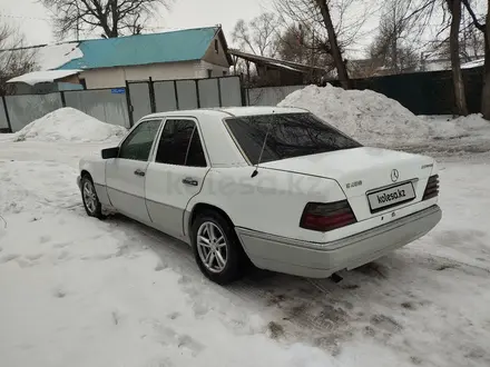 Mercedes-Benz E 220 1994 года за 1 250 000 тг. в Талдыкорган – фото 5