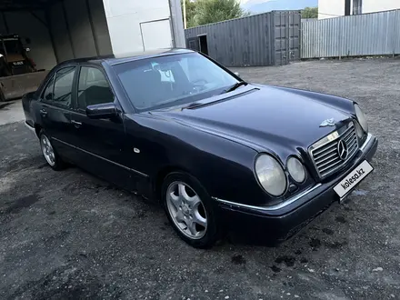 Mercedes-Benz E 320 1996 года за 2 000 000 тг. в Алматы – фото 3