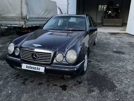 Mercedes-Benz E 320 1996 года за 2 000 000 тг. в Алматы – фото 2