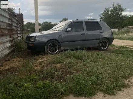 Volkswagen Golf 1997 года за 1 700 000 тг. в Актобе – фото 2