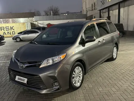 Toyota Sienna 2017 года за 14 500 000 тг. в Алматы