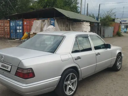 Mercedes-Benz E 220 1994 года за 2 400 000 тг. в Алматы – фото 2