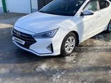 Hyundai Elantra 2019 года за 8 100 000 тг. в Уральск – фото 2