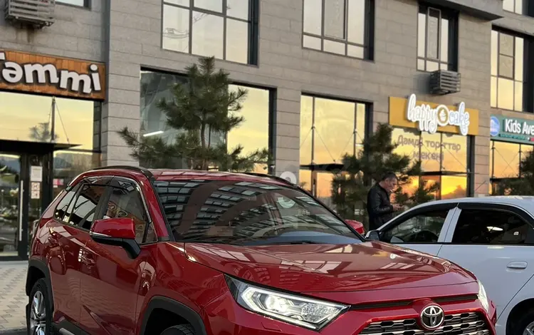 Toyota RAV4 2021 года за 16 800 000 тг. в Астана