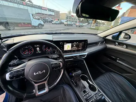 Kia K5 2022 года за 10 500 000 тг. в Алматы – фото 23