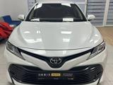 Toyota Camry 2020 года за 11 590 000 тг. в Атырау – фото 2