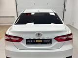 Toyota Camry 2020 года за 11 590 000 тг. в Атырау – фото 5