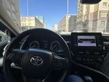 Toyota Camry 2021 года за 13 000 000 тг. в Актау – фото 2