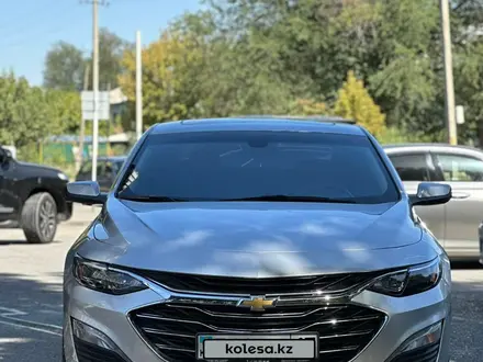 Chevrolet Malibu 2020 года за 7 800 000 тг. в Шымкент – фото 2