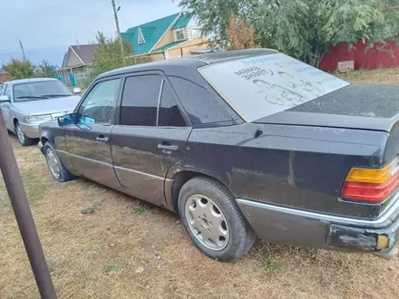 Mercedes-Benz E 220 1991 года за 1 200 000 тг. в Уральск – фото 2