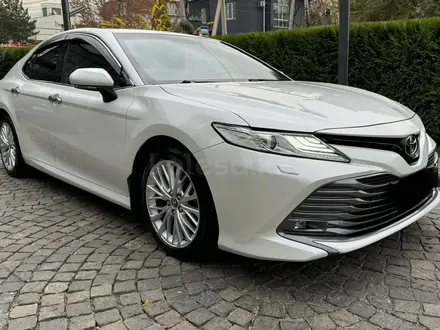 Toyota Camry 2018 года за 14 300 000 тг. в Алматы – фото 2