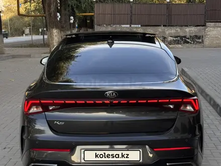 Kia K5 2021 года за 10 500 000 тг. в Алматы – фото 5