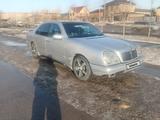 Mercedes-Benz E 320 1997 года за 2 500 000 тг. в Астана – фото 2