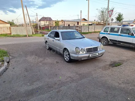 Mercedes-Benz E 230 1997 года за 2 350 000 тг. в Астана – фото 3