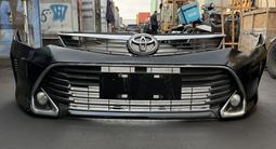 Передний бампер на Toyota Camry 55 (оригинал) за 250 000 тг. в Алматы