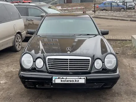 Mercedes-Benz E 320 1998 года за 2 200 000 тг. в Астана – фото 2