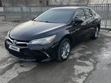 Toyota Camry 2015 года за 5 800 000 тг. в Атырау