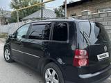 Volkswagen Touran 2007 года за 3 500 000 тг. в Алматы – фото 4