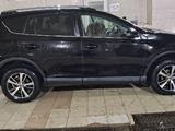 Toyota RAV4 2017 года за 9 500 000 тг. в Актобе – фото 4