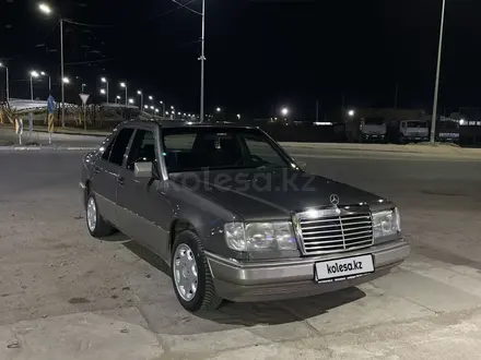 Mercedes-Benz E 200 1993 года за 1 800 000 тг. в Жезказган – фото 4